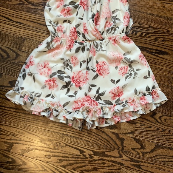 Altar’d State Floral Romper Medium - Picture 4 of 12